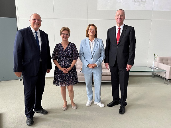 Festredner Prof. Dr. Frank Arloth, Justizsenatorin Dr. Claudia Schilling, Bürgerschaftspräsidentin Antje Grotheer und Hans-Jürgen Erdtmann, Leiter der JVA Bremen im Haus der Bürgerschaft